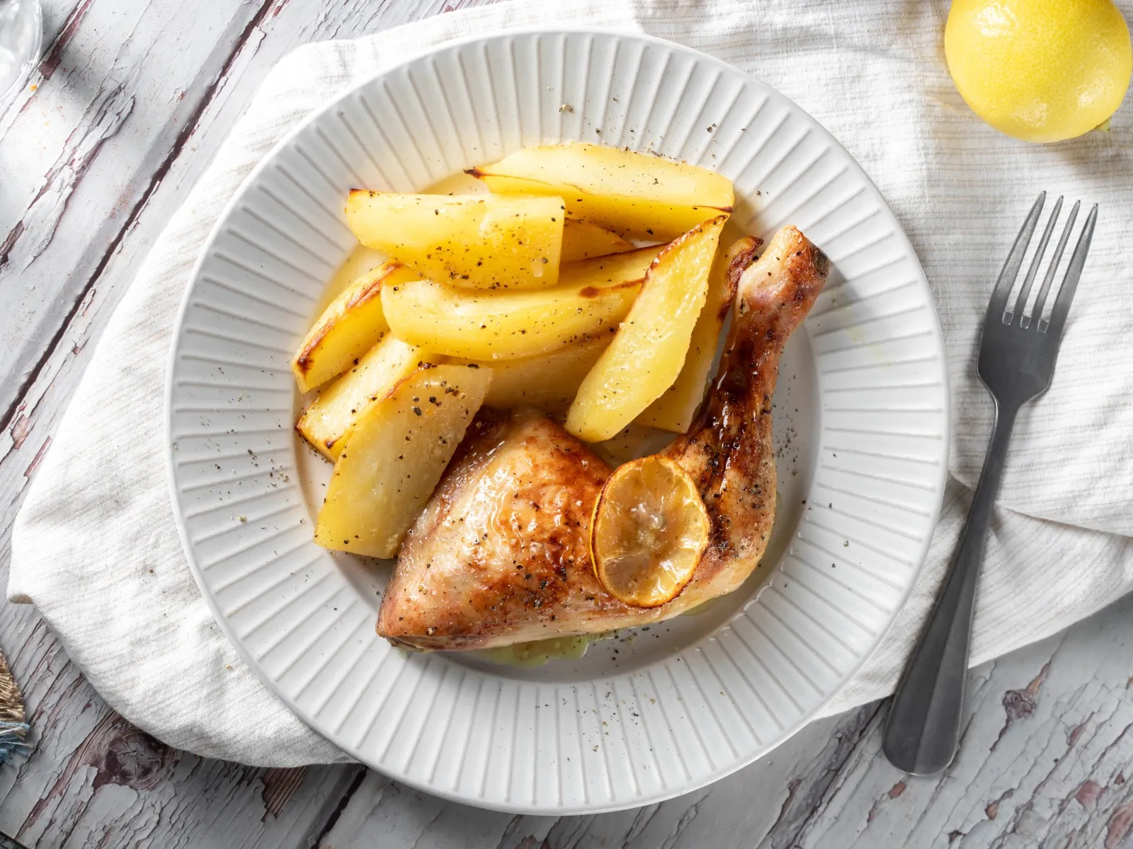 Κοτόπουλο λεμονάτο με πατάτες στο φούρνο (Lemon Garlic Oven-Roasted Chicken with Potatoes)